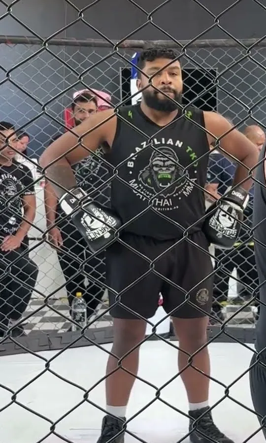 Lele de luvas dentro do cage, pronto pra entrar em ação